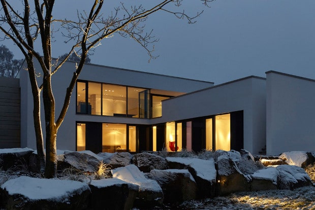 Villa bei Nacht im Schnee